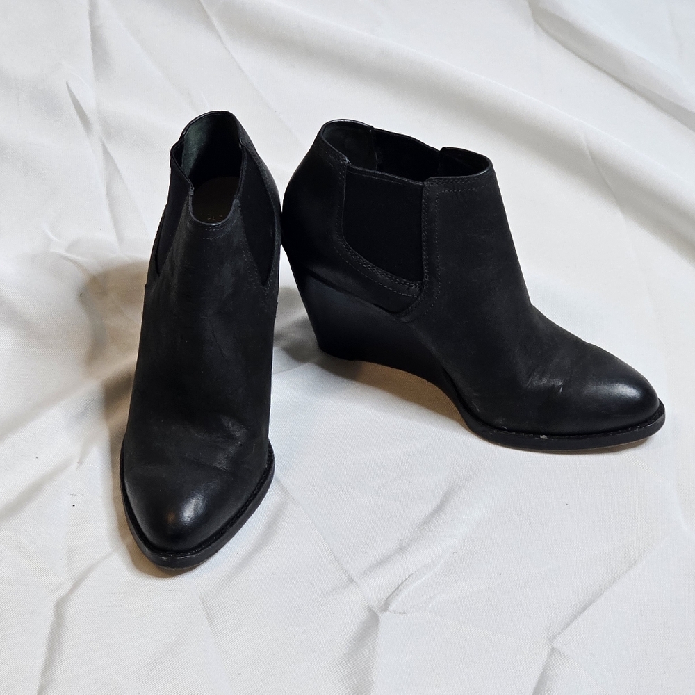 Cole Haan Balthasar Nubuck Bootie In Black sz 7